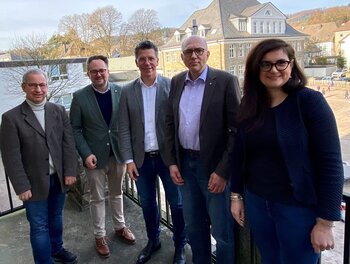 Bereichsleiter Frank Staffel, CDU-Landtagsabgeordneter Matthias Eggers, Bürgermeister Volker Klüter, Bauamtsleiter Marcus Henninger und Bereichsleiterin Ira Valsamidou tauschten sich über aktuelle kommunalpolitische Themen aus.