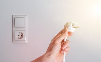Bevor es in den Urlaub geht, lassen sich einfache Maßnahmen in Wohnung und Haus umsetzen, um während der Reisezeit zu Hause Energiekosten zu sparen.
