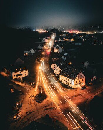 Die Magie der Weihnachtszeit: Lichter, die Herzen erhellen und die Dunkelheit zum Leuchten bringen. Die Magie der Weihnachtszeit: Lichter, die Herzen erhellen und die Dunkelheit zum Leuchten bringen.