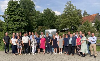 Strahlende Gesichter bei allen Projektbeteiligten zur Übergabe der Verträge zur Kleinprojekteförderung in Balve-Eisborn.