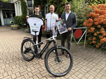 STADTRADELSTAR Ulrich Maas (M.) mit Klimaschutzmanager Simon Mai (l.) und Bürgermeister Volker Klüter. 