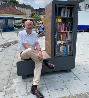 Volker Listringhaus hat den Bücherschrank gespendet.