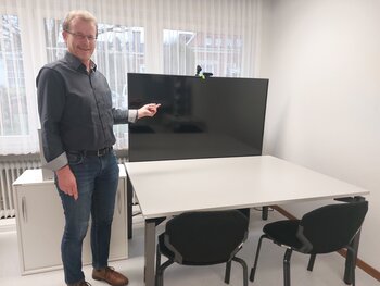 Der große Monitor ist für die AWO-Videoberatung