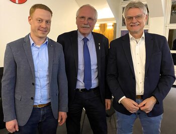 Matthias Brockhagen (l.) tritt im Sommer die Nachfolge von Awerd Riemenschneider (r.) als Schulleiter an. Bürgermeister Antonius Wiesemann freut sich auf die Zusammenarbeit.