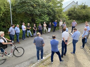 Ausschussmitglieder und Bürger kamen im Ginsterweg zusammen.