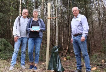 Frank und Silke Bäcker spendeten die Roteiche. Gerhard Schumacher (r.) bedankte sich im Namen der Stadt.