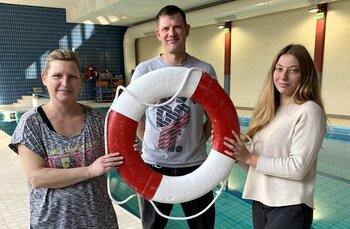 Unterstützen sich gegenseitig am Beckenrand (v.l.): Claudia Bösterling und Mario Hurlbrink (Neuenrade) sowie Lara Finger (Balve). Nicht im Bild: Andreas Schönenberg. 