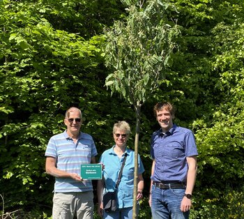 Volker und Elisabeth Riecke spendeten die Mehlbeere für die "Allee der Bäume". Kämmerer Fabian Cormann (r.) bedankte sich bei ihnen. 