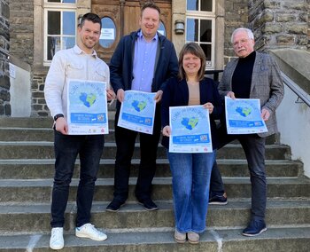 Klimaschutzmanager Simon Mai, Michael Plaßmann von der Sparkasse, Stadtmarketing-Geschäftsführerin Sandra Horny und Bürgermeister Antonius Wiesemann werben für die Klima- und Umweltwoche.