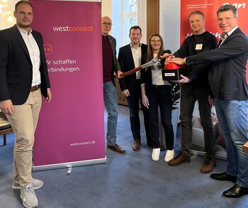 Auf dem Foto (v.l.): Johannes Kobeloer (Kommunales Partnermanagement, Westenergie), Marcus Henninger (Stadt Neuenrade Amtsleiter Bauamt), Hr. Pohl (Koordinator für digitale Infrastruktur Märkischer Kreis), Sandra Etterichretz (Managerin Regionale Kooperationen, Westconnect), Christian Holterhoff (Projektleiter, Westnetz), Bürgermeister Volker Klüter.