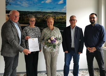 Kirsten Weber (Mitte) wurde für ihr 40-jähriges Dienstjubiläum geehrt.