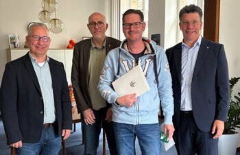 Patrick Jost (2.v.r.) feiert 25-jähriges Dienstjubiläum. Personalchef Frank Staffel (l.), Bauamtsleiter Marcus Henninger (2.v.l.) und Bürgermeister Volker Klüter gratulieren.