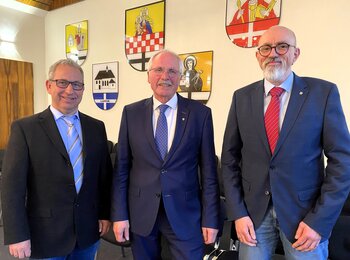 Marcus Henninger (r.) wird allgemeiner Vertreter von Bürgermeister Antonius Wiesemann (M.). Verhinderungsvertreter wird Frank Staffel.