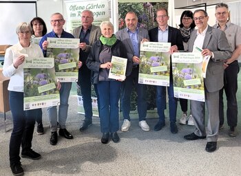 Das Foto zeigt von links: Margarete Kind - Stadt Neuenrade, Martina Sträter - Stadt Fröndenberg, Dr. Roland Schröder - BM Menden, Antonius Wiesemann - BM Neuenrade, Patricia White - Stadt Iserlohn, Ralf Paul Bittner - BM Arnsberg, Christian Schweitzer - BM Hemer, Eva-Maria Rittinghaus - Sauerlandpark Hemer, Michael Scheffler - stellv. BM Iserlohn, Klaus Fröhlich - Stadt Arnsberg