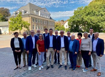 Beim Kommunaldialog traf sich Regierungspräsident Heinrich Böckelühr (9.v.l.) mit Bürgermeister Volker Klüter, Vertreterinnen und Vertretern der Verwaltung sowie den Fraktionen des Rates.