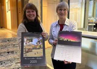 Sandra Horny und Margarete Kind (v.l.) präsentieren den Kalender „Neuenrader Bilder 2025“.