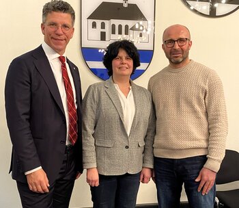 Bürgermeister Volker Klüter (l.) begrüßt mit Jana-Bianca Behrendt und Mesut Atalay die neuen Schiedspersonen für Neuenrade.