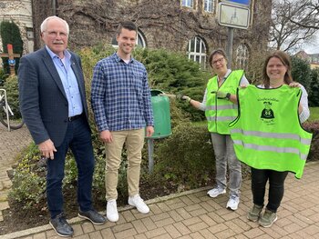 Bürgermeister Antonius Wiesemann, Klimaschutzmanager Simon Mai, Andrea Ziemann und Stadtmarketing-Geschäftsführerin Sandra Horny stellten das Projekt WasteWalker vor.