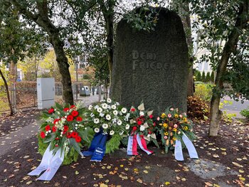 Am Volkstrauertag werden am Friedensstein in Neuenrade Kränze niedergelegt.