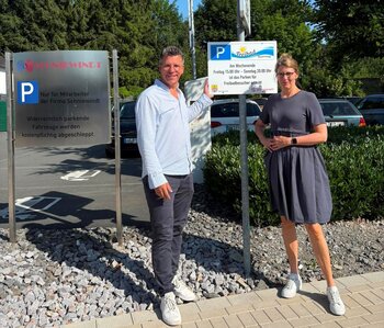 Dr. Sarah Schniewindt stellt den Mitarbeiterparkplatz für Freibadbesucher zur Verfügung. Bürgermeister Volker Klüter ist dafür sehr dankbar.