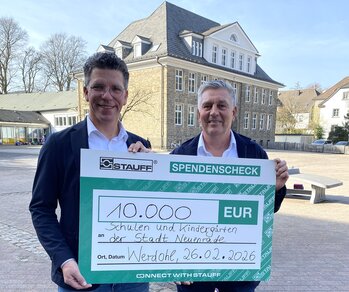 Lutz Menshen (r.) überreicht den symbolischen Scheck an Bürgermeister Volker Klüter.