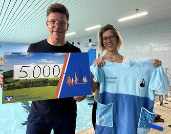 Bürgermeister Volker Klüter freut sich über 5.000 Euro von der Volksbank in Südwestfalen. Den symbolischen Scheck überreichte Daniela Hansen.