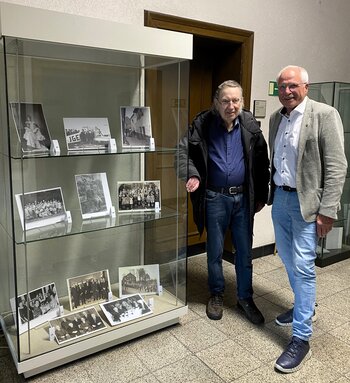 Eine Ausstellung mit alten Familienfotos eröffneten Dr. Rolf Dieter Kohl und Bürgermeister Antonius Wiesemann.