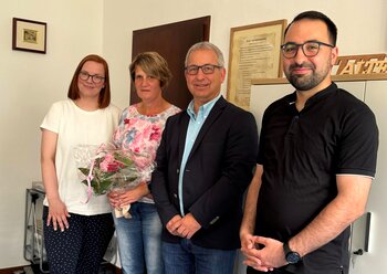 Bianca Wachauf (2.v.l.) feiert 25-jähriges Dienstjubiläum. Personalchef Frank Staffel (r.), Adnan Esentürk vom Personalrat und Kitaleiterin Kim Schwabbauer gratulieren. 