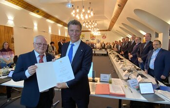 In der Ratssitzung wurde Volker Klüter offiziell in sein Amt als Bürgermeister eingeführt. Die Vereidigung nahm der Altersvorsitzende Thomas Wette (SPD) vor.