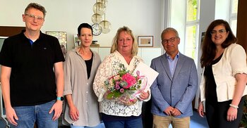 Heike Richter-Oltmanns (M.) feiert 40-jähriges Dienstjubiläum. Es gratulieren Personalrat Richard Schwartpaul (l.), Kollegin Silke Hoepfner-Mucke (2.vl.), Personalchef Frank Staffel und Bereichsleitung Ira Valsamidou.