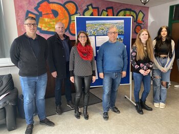 Berufsberater Sebastian Schwalbach, Bürgermeister Antonius Wiesemann, Sandra Pawlas, Leiterin der Agentur für Arbeit Iserlohn, Frank Staffel von der Stadt und Vanessa Rohrmann aus dem Jugendzentrum (v.l.) standen den Jugendliche Rede und Antwort.