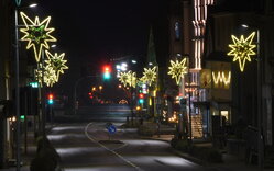 Die wunderschöne Weihnachtsbeleuchtung entlang der Ersten Straße
