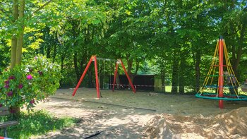 Kletterturm, Wippe, Doppelschaukel und ein großer Sandkasten bieten viele Spielmöglichkeiten.