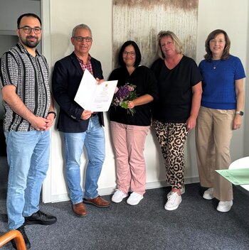 Katja Kemper (M.) ist seit 25 Jahren bei der Stadt. Dazu gratulieren Personalchef Frank Staffel, Adnan Esentürk (l.) vom Personalrat, Kitaleiterin Heike Richter-Oltmanns und Anja Heide (r.) aus dem Personalamt. 