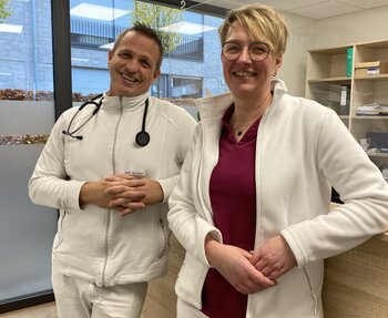Stefanie Besser ist die neue Kollegin im MVZ - hier mit dem ärztlichen Leiter Milan Stojanovic.