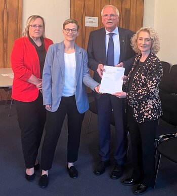 Das Foto zeigt von links gpa-Prüferin Martina Schneider, Projektleiterin Stephanie Höpker, Bürgermeister Antonius Wiesemann und die Stellvertreterin des Präsidenten, Simone Kaspar.