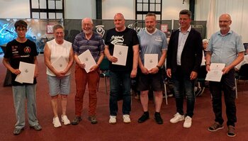 Bürgermeister Volker Klüter ehrte die verdienten Sportlerinnen und Sportlern.