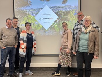 So sehen glückliche Menschen aus, die soeben ihre LEADER-Projektzusage erhalten haben: Von links: Joachim Kneer, Matthias Schucka (beide LSV Sauerland e.V.), Jutta Streiter, Steffie Friske (beide Bücherei Balve), Thomas Alberts (BBA), Irene Kaiser (Ortsring Meinkenbracht)