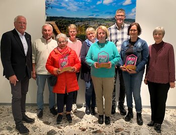 Bürgermeister Antonius Wiesemann (l.) überreichte die Heimat-Preis-Pokale an die drei Preisträger.