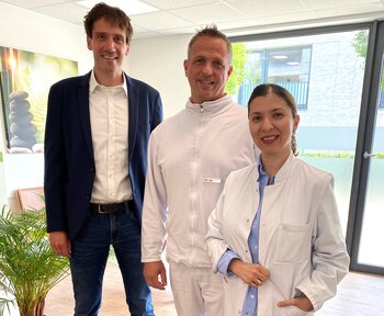 MVZ-Vorstand Fabian Cormann (links) bedankt sich bei Milan Stojanovic (Mitte) und begrüßt Sophia Ormotsadze als neue ärztliche Leiterin.