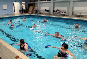 Dienstags und freitags steht Wassergymnastik auf dem Programm.
