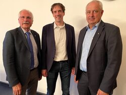 Bürgermeister Antonius Wiesemann(v.l.) mit dem zukünftigen Kämmerer Fabian Cormann und den bisherigen Kämmerer Gerhard Schumacher.