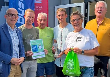Landrat Ralf Schwarzkopf (l.) überreichte den Vertretern der Burgschule die Urkunde.