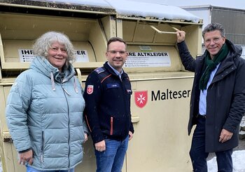 Ulrike Levermann, Jens Beyer und Volker Klüter (v.l.) freuen sich über die neuen Container am Bring- und Wertstoffhof.
