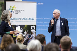 Bürgermeister Antonius Wiesemann bei der Urkundenübergabe der Fußverkehrschecks Bürgermeister Antonius Wiesemann bei der Urkundenübergabe der Fußverkehrschecks