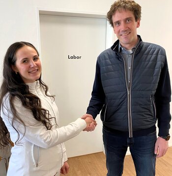MVZ-Vorstand Fabian Cormann gratuliert Sandra Keska zur bestandenen Ausbildung.