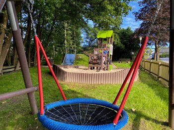 Schaukeln, Rutsche, Sandkasten und Kletterturm wollen am Heerweg von Kindern erobert werden.