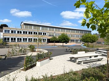 Der neue Schulhof der HQS ist ein moderner Erlebnisraum und Lernort, der Erholung, Bewegung und Begegnung miteinander verbindet.