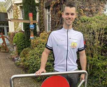 Klimaschutzmanager Simon Mai trägt das neue Stadtradel-Trikot.
