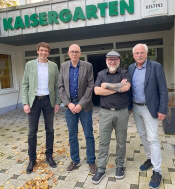 Andreas Reinecke (2.v.l.) ist neuer Pächter des Kaisergartens. Bürgermeister Antonius Wiesemann (r.), Fabian Cormann (l.) und Marcus Henninger, Geschäftsführer der Kaisergarten GmbH, begrüßten ihn nun.